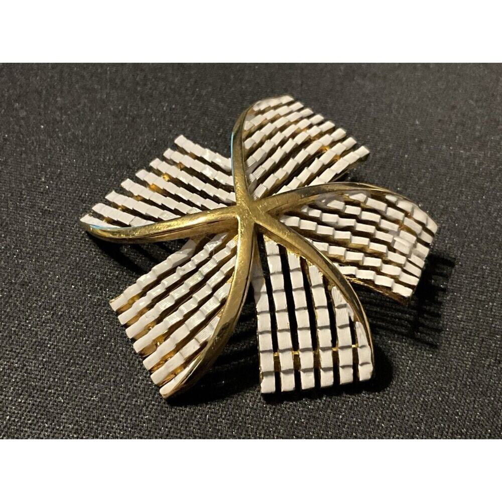 Crown Trifari Vintage Gold Tone White Enamel Windmill Brooch